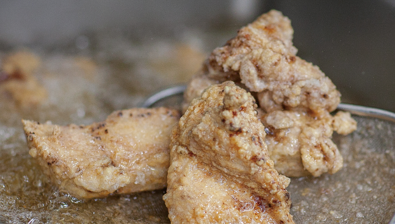 岐阜とん太からあげを作っている様子