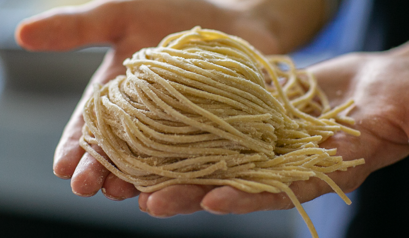 特注麺を作っている様子